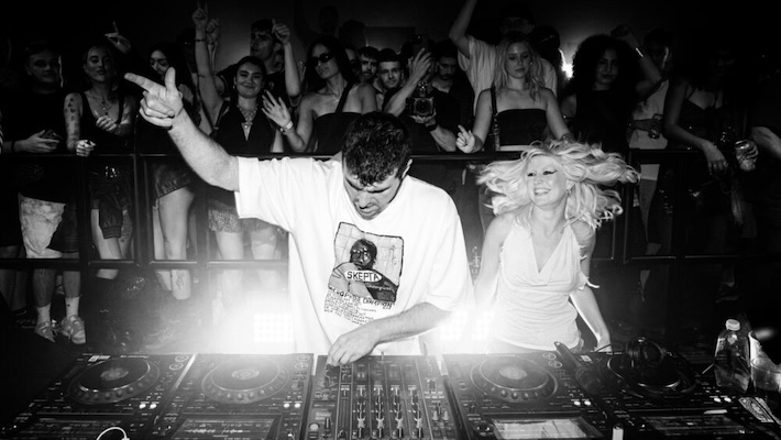 Fred à nouveau .. se marie avec Amyl et les renifleurs pour une nouvelle chanson 'USB' ', tu es une star "