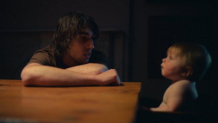 Il y a un bébé mignon dans la nouvelle vidéo « Au Pays Du Cocaïne » de Geese