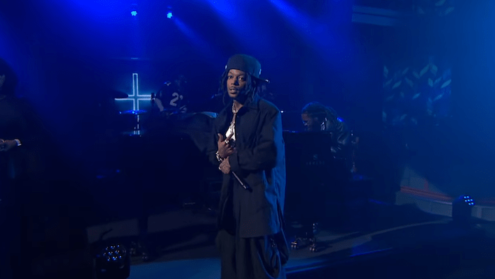 JID atteint la « gloire » avec une performance pleine d’entrain dans « The Late Show »