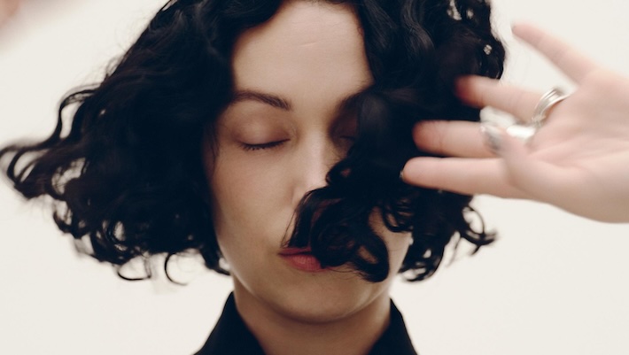 Kelly Lee Owens continue de déployer son EP inspiré des clubs avec « 132 Techno »