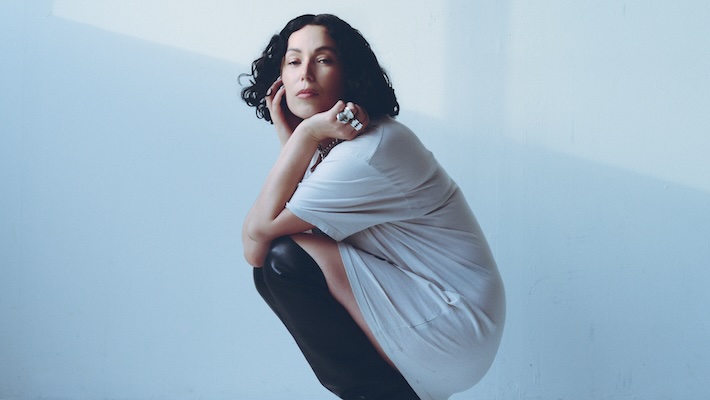 Kelly Lee Owens dévoile « Ascend » de « Kelly », un nouvel EP « conçu pour les clubs »