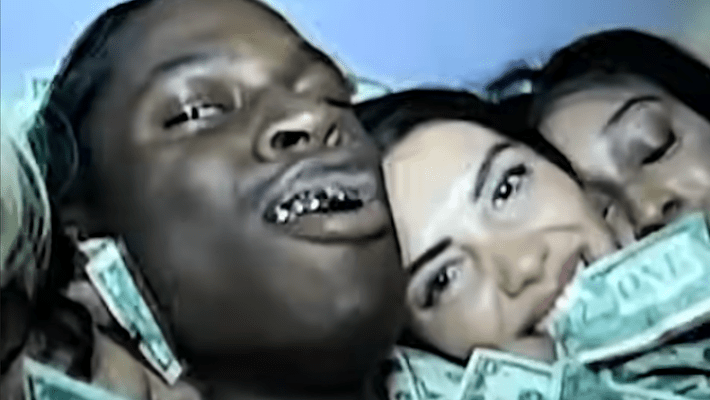 La vidéo "Call On Me" de Daniel Caesar capture une vie de débauche