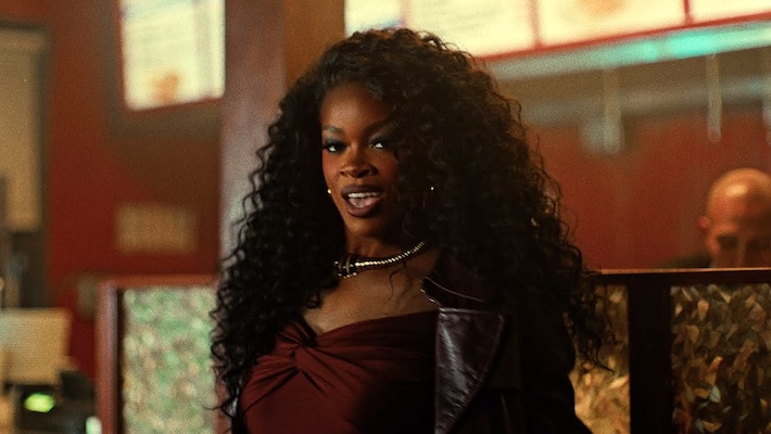 La vidéo effrayante "Under The Moon" d'Ari Lennox embrasse son côté sauvage