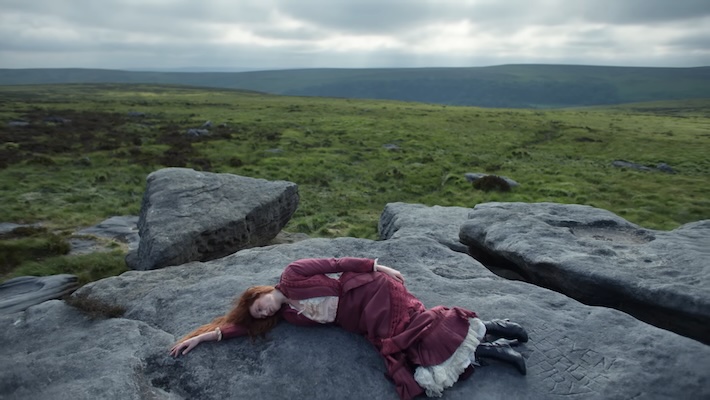 La vidéo saisissante « Sympathy Magic » de Florence + The Machine commence avec elle complètement nue