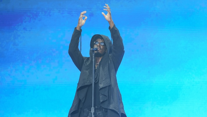 Labrinth suit son EP 'Prelude' avec la vidéo kaléidoscopique 'Orchestra'