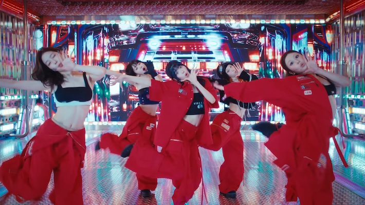 Le Sserafim poursuit son année extrêmement chargée avec deux nouvelles chansons, dont une collaboration avec J-Hope