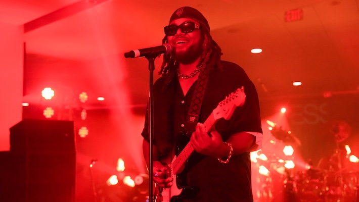 Leon Thomas annonce son EP «Pholks» avec un nouveau single funky, `` How You Are ''