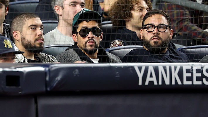 Les exploits sportifs de Bad Bunny se poursuivent alors qu'il attrape une fausse balle lors d'un match des Yankees