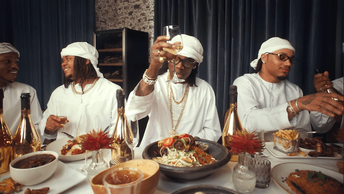 Rema organise une fête à l'ancienne dans sa vidéo «amusante» contemplative