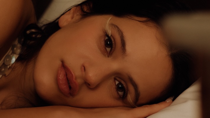 Rosalía s'associe à Björk et Yves Tumor pour sa nouvelle vidéo spectaculaire "Berghain"