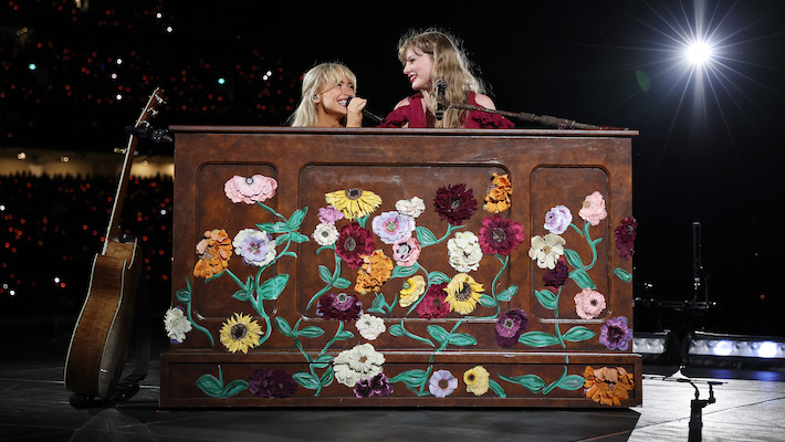 Sabrina Carpenter aide Taylor Swift à fermer `` The Life of a Showgirl '' avec une fonctionnalité sur la piste de titre