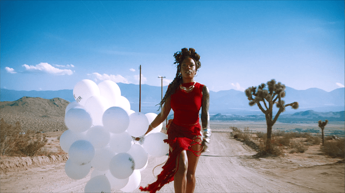 Soudan Archives des auto-stops en talons dans sa vidéo "A Bug's Life" remplie de ballons