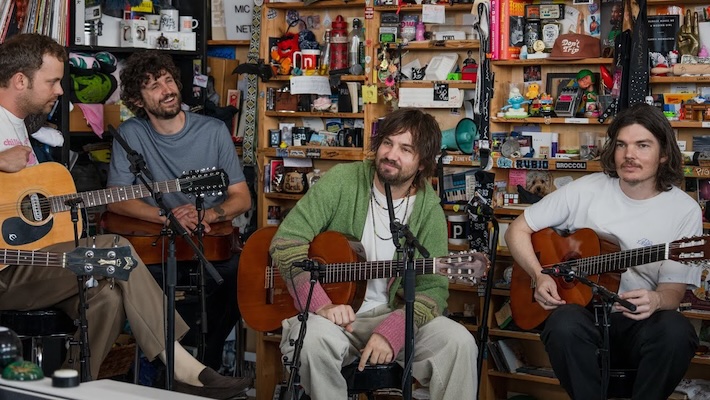 Tame Impala passe à l'acoustique pour un nouveau concert intime sur un petit bureau