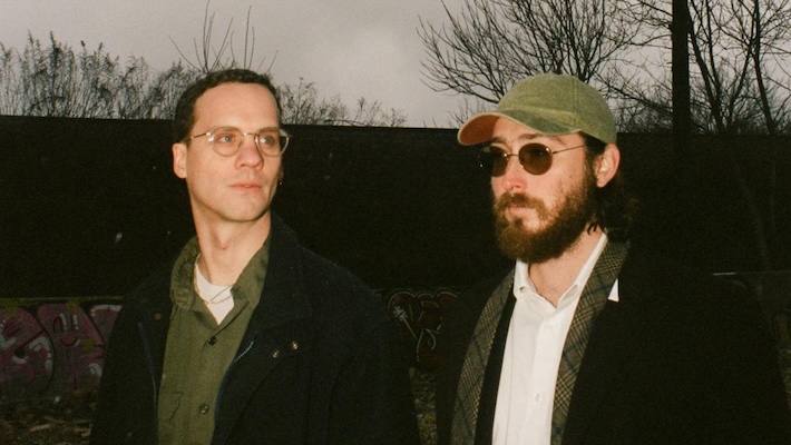 Whitney se penche sur le chagrin sur son nouveau single « Damage »