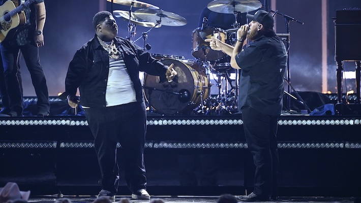 BigXthaPlug et Luke Combs offrent une performance enflammée de « Pray Hard » aux CMA Awards 2025