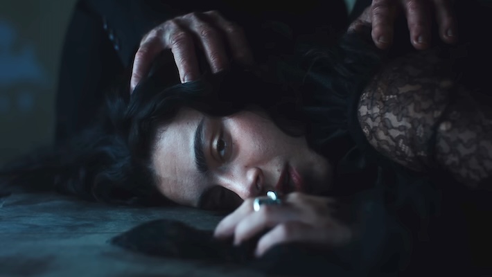 Charli XCX ne ressemble même pas à "Brat" dans "House", sa nouvelle chanson étrange avec John Cale