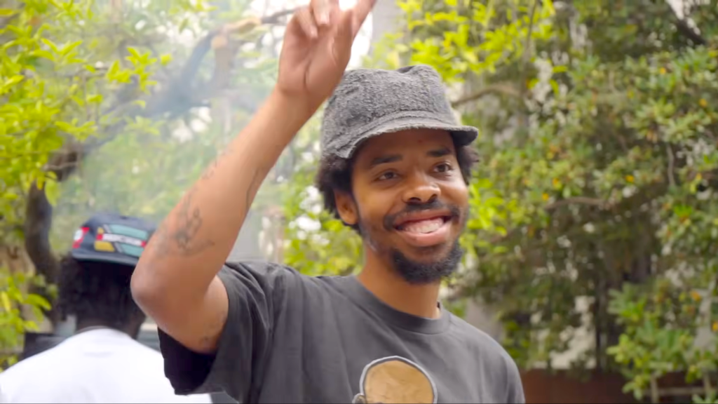 Earl Sweatshirt organise un repas dans la cour dans sa vidéo de célébration « Gamma »