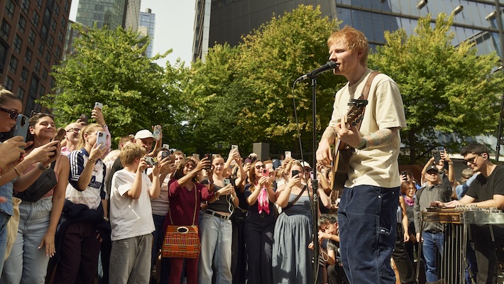 Ed Sheeran lance une prise de contrôle non-stop à New York dans sa nouvelle bande-annonce "One Shot"