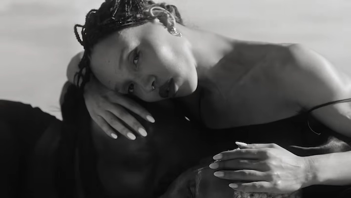 FKA Twigs offre une chorégraphie saisissante dans sa vidéo « dure » en noir et blanc