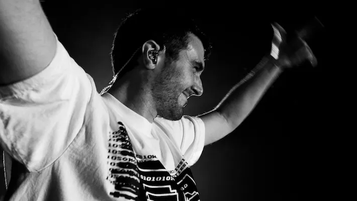 Fred a de nouveau créé les sons de batterie d'une de ses nouvelles chansons en frappant simplement sur une table.