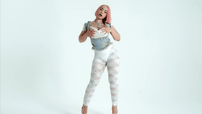 Ice Spice affiche son « joli privilège » dans sa nouvelle vidéo à la mode