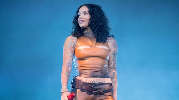 Kehlani poursuit son premier succès dans le Top Ten avec le mélancolique « Out The Window »