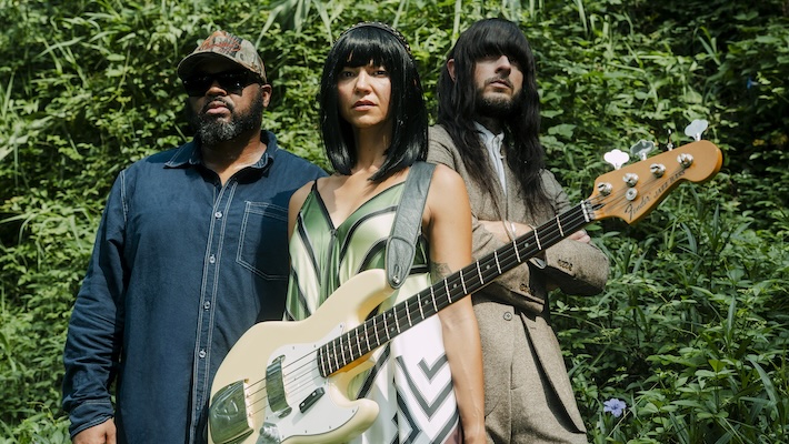 Khruangbin célèbre les dix ans de son premier album avec de nouvelles versions de chaque chanson