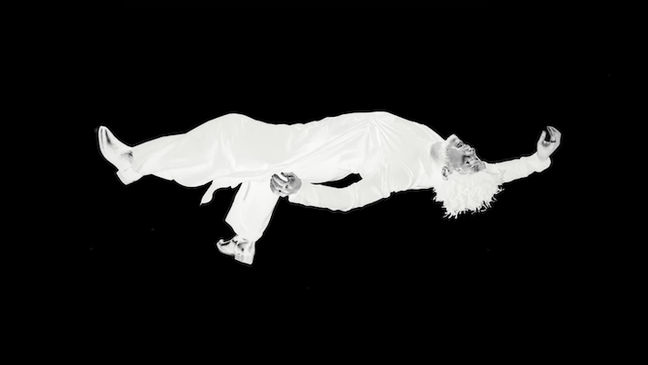 Labrinth survit à une « implosion » dans le dernier single de son prochain album, « Cosmic Opera : Act 1 »