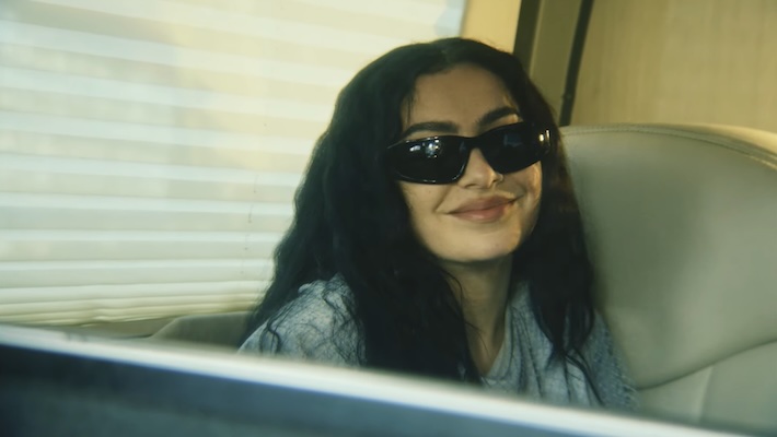 Le film "The Moment" de Charli XCX obtient une date de sortie et une bande-annonce floue