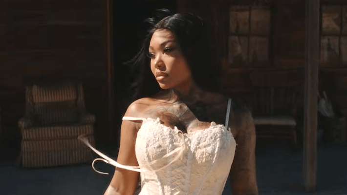 Summer Walker troque son type contre le véritable amour dans sa vidéo "FMT"