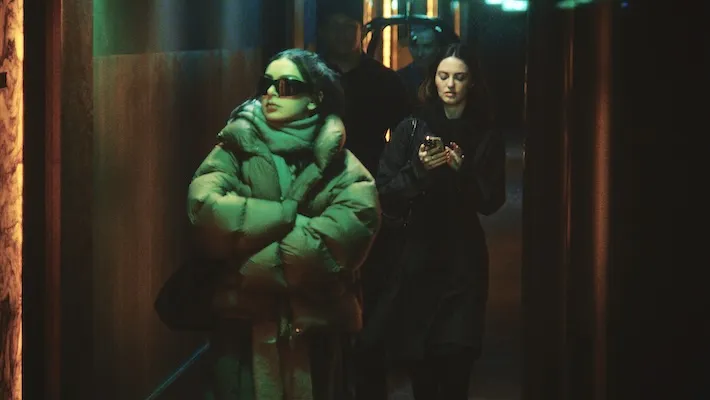 C'est "Brat' Summer Forever" dans la nouvelle bande-annonce du film "The Moment" de Charli XCX