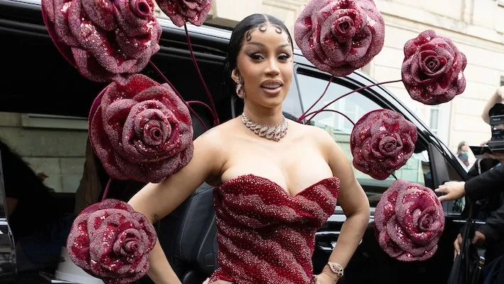 Cardi B est déjà de retour sur le tapis roulant un mois après son accouchement, préparant sa tournée 2026