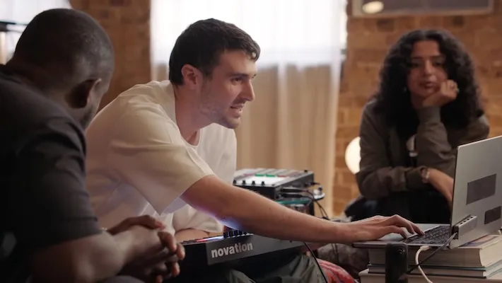 Fred Again... crée un banger en 13 minutes et discute de productivité dans la dernière vidéo "Ask It Anywhere" d'Instagram