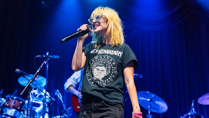 Hayley Williams et bien d'autres rejoignent Jack Antonoff lors de son spectacle annuel de talents Ally Coalition