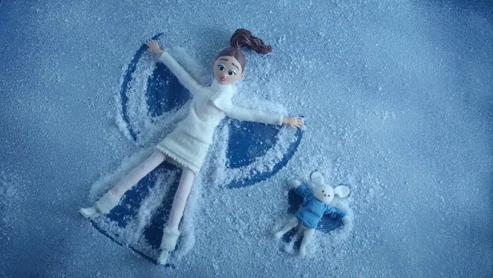 Laufey livre une vidéo stop-motion nostalgique pour sa couverture de "Le Père Noël arrive en ville"