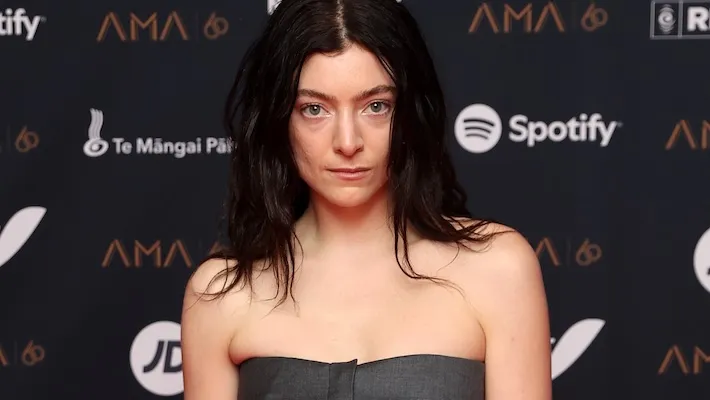 Lorde donne des conseils audacieux à ses fans : "Nagez nu, faites l'amour de façon folle, prenez de la drogue"