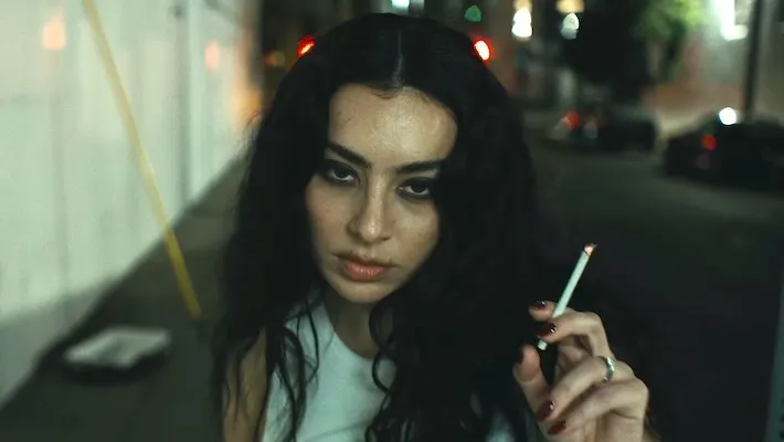 Charli XCX et Kylie Jenner jouent dans la vidéo audacieuse de la chanson "The Moment" d'AG Cook "Residue"