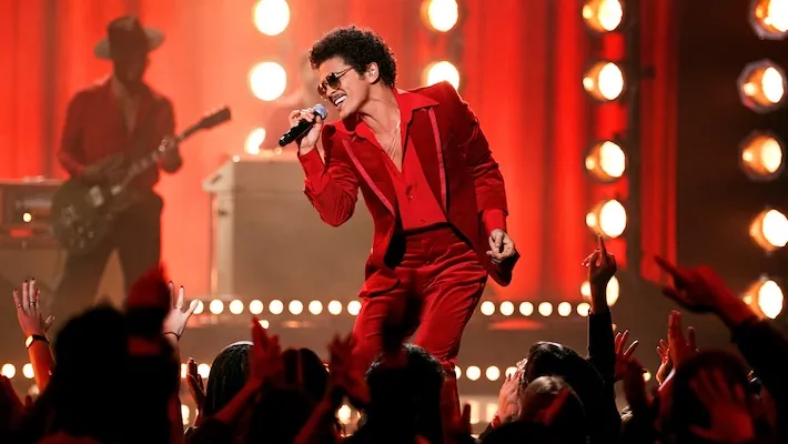 Le premier album solo tant attendu de Bruno Mars depuis une décennie arrive enfin, déclare-t-il