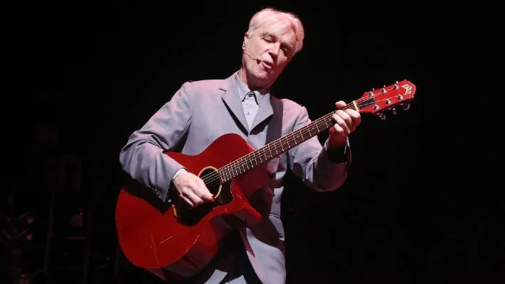 Olivia Rodrigo recrute David Byrne pour couvrir "Drivers License", marquant les cinq ans du hit emblématique