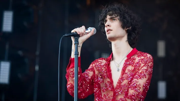 Sombr présente une puissante reprise au piano de "Motion Sickness" de Phoebe Bridgers