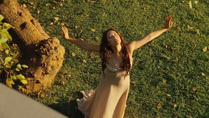 Laufey étend son album bien-aimé « A Matter Of Time » avec une nouvelle édition de luxe