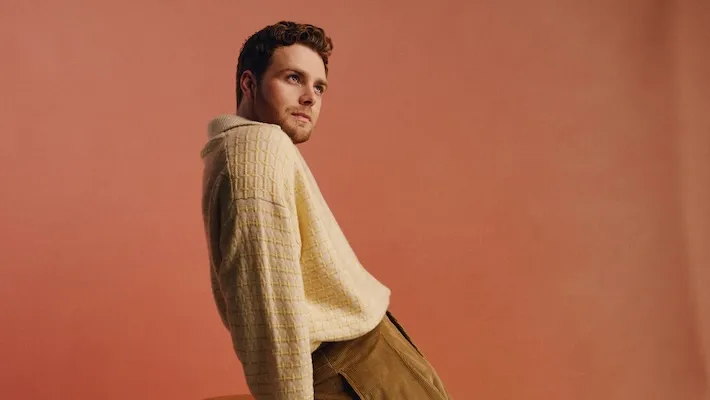 Alex Warren ouvre un nouveau chapitre avec le single « Fever Dream » percutant