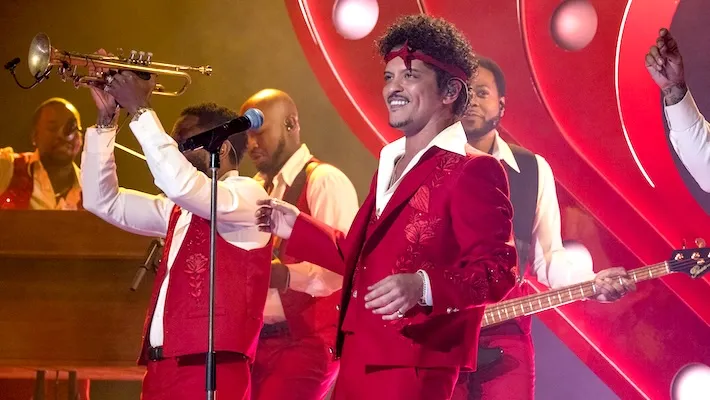 Bruno Mars était propriétaire des Grammys 2026 avec deux performances, dont une réunion au rosé