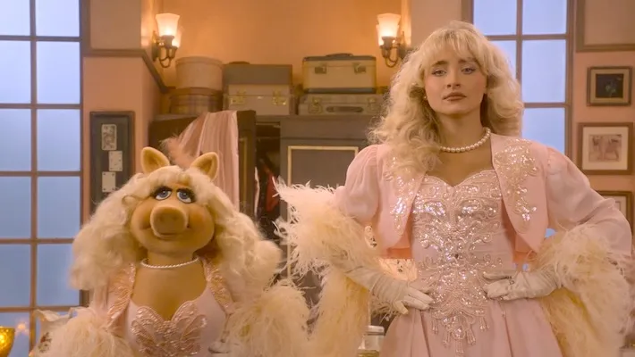 Miss Piggy insiste sur le fait qu'il n'y a pas de problème avec Sabrina Carpenter, co-star du "Muppet Show", après avoir été "arrêtée" lors de son concert