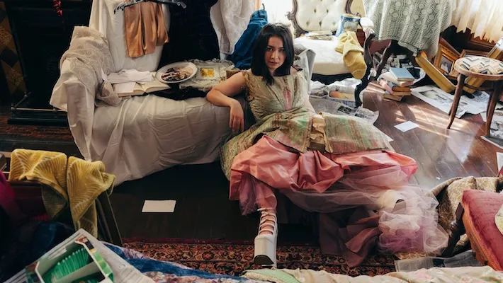 Mitski annonce une grande tournée mondiale alors qu'elle partage une vidéo chaotique pour la nouvelle chanson "I'll Change For You"