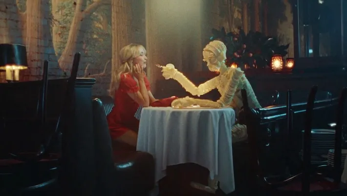 Sabrina Carpenter construit l'homme parfait dans une nouvelle publicité formidable pour le Super Bowl pour Pringles