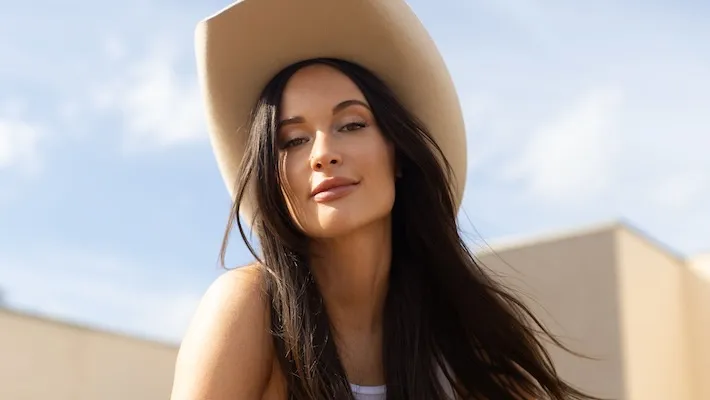 Kacey Musgraves annonce le nouvel album « Middle Of Nowhere » avec le single « Dry Spell » rempli d'insinuations