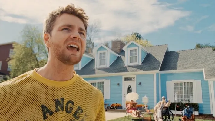 Alex Warren a un « rêve de fièvre » dingue avec Paris Hilton dans sa nouvelle vidéo chaotique