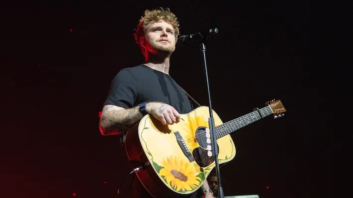 Alex Warren sera sur la route pendant pratiquement toute l’année 2026 alors qu’il ajoute encore plus de nouvelles dates de tournée