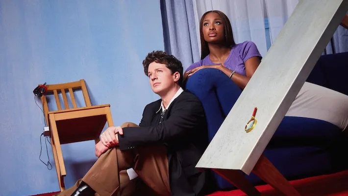 Charlie Puth et Coco Jones sont à l'envers dans leur nouvelle vidéo "Sideways"